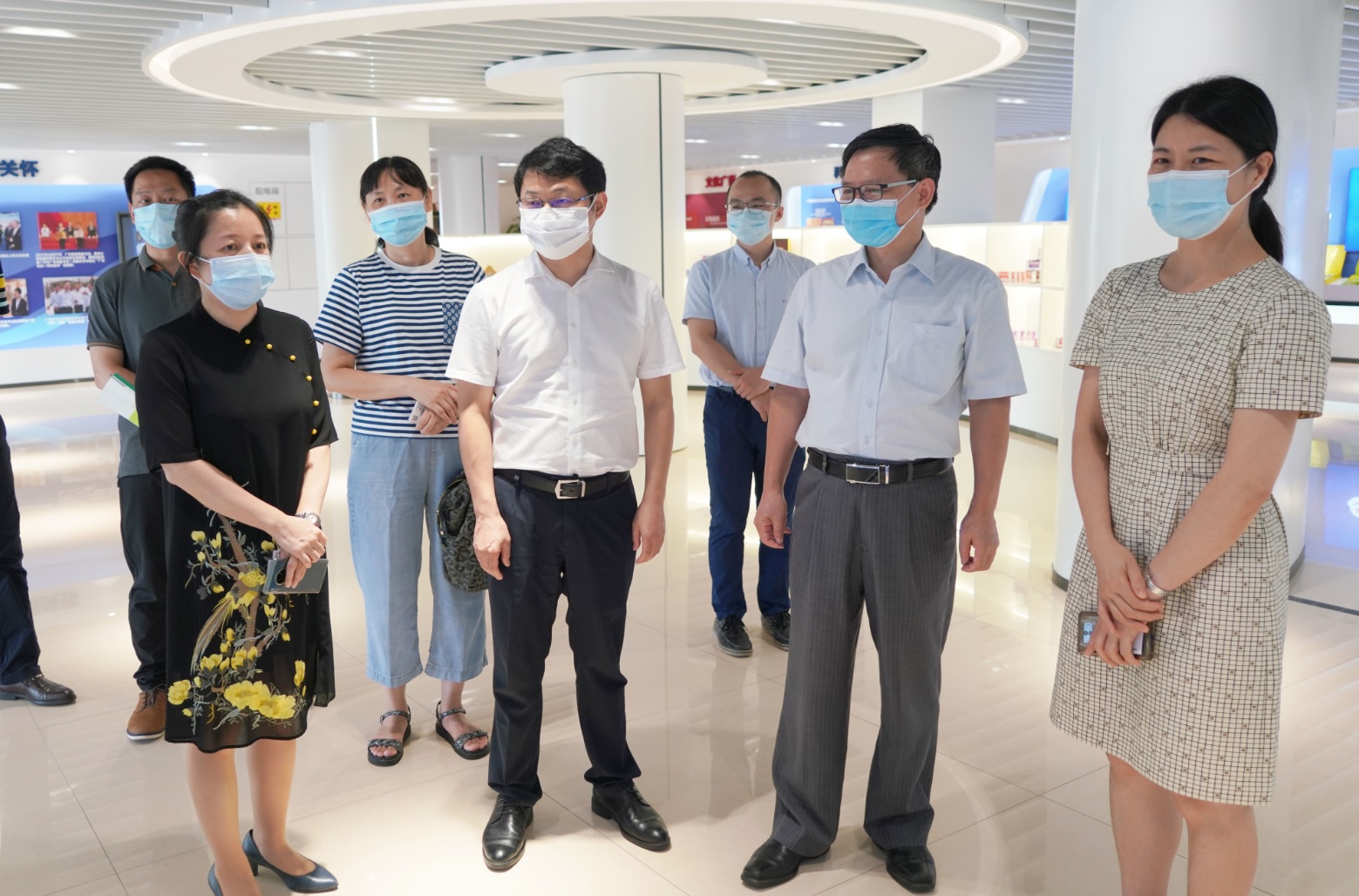 广州市工信局副局长张建华一行到广药集团KY开元游戏集团总厂调研